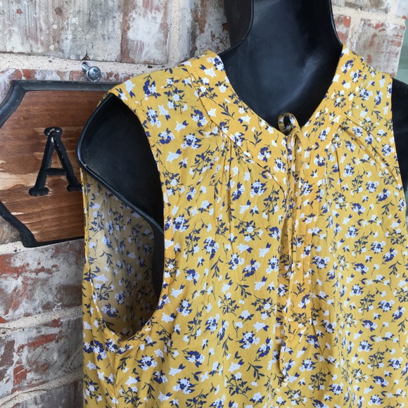 Old navy top sleeveless yellow in color size M - Picture 7 of 7